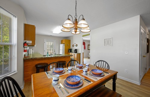 Pigeon Forge Cabin | Near the River w/EZ, flat Parking, FREE Wifi, & close to the main attractions!