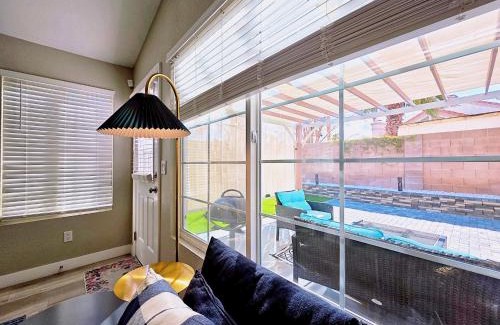 Smoke Ranch House | Near the Strip, Smart TVs, WiFi, private garage and backyard