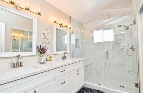 Smoke Ranch House | Near the Strip, Smart TVs, WiFi, private garage and backyard