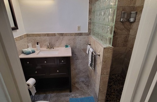 Bayshore Gardens Apartment | Near to the Beach, UTC mall, SCF, IMG, Airport, Ringling Museum and much more