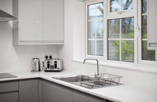 Bray on Thames Apartment | Near Town Centre, Big Patio, Free Parking Sleeps 8