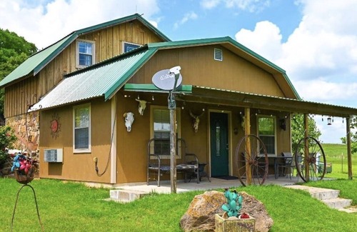 Hennepin House | Near Turner Falls, Arbuckle Lake, Chickasaw National Park, & CrossBar Ranch.