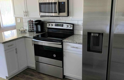 Eugene House | NEAR UO, NEW RENO, SLPS 8, PET STAYS FREE, DECK/GRILL, FENCED YARD, VERY CLEANn