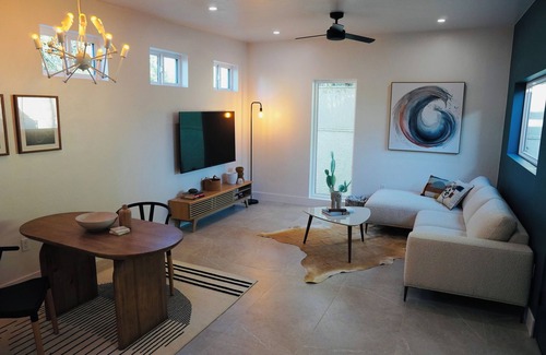 Sam Hughes House | Near UofA,GuestHouse,Central,Private,King bed,Wifi