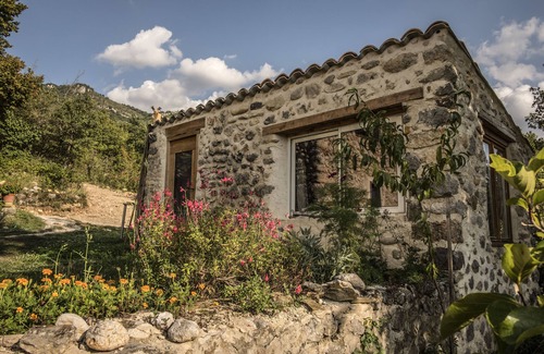 Estoublon House | Near Verdon, a sheepfold surrounded by nature invites you to calm and relax.