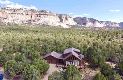 Mammoth Creek Cabin | Near Zion National Park! Modern cabin with panaramic views. Pet Friendly!