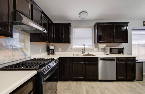 Cedar Park House | Nearby Shopping & Restaurants Modern Safe Comfy Full-Stocked 4BR/2BA