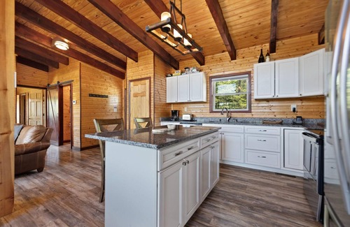 Campton Cabin | Nearly 360 degree Mountain View! Private setting, Big Hot Tub, Wi-Fi, Gas Grill