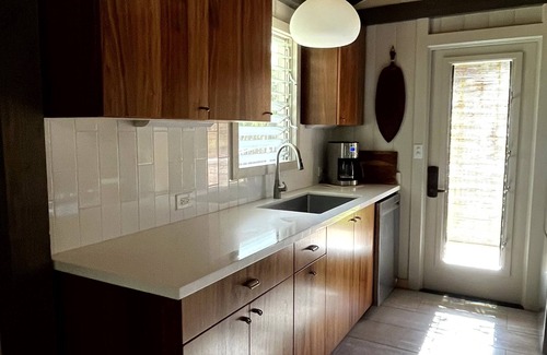 Kamuela House | Nearly beachfront, peaceful bungalow at the reef. Snorkel, swim, lounge, nap.