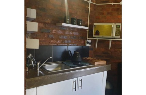 Downtown Johannesburg Apartment | Neat over-night stay apartment in vibey Maboneng