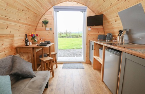 Rhosgoch Cottage | NEBO POD, with hot tub in Amlwch