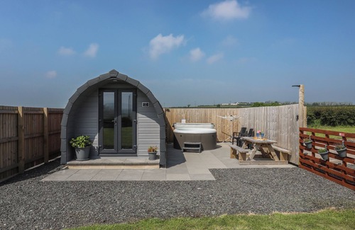 Rhosgoch Cottage | NEBO POD, with hot tub in Amlwch