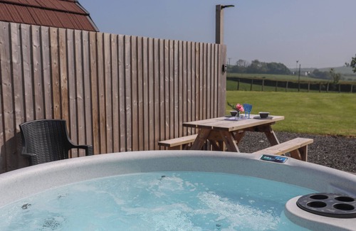 Rhosgoch Cottage | NEBO POD, with hot tub in Amlwch