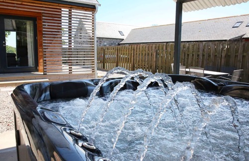 Inverurie Cottage | NEF-STEDI, family friendly, with hot tub in Inverurie