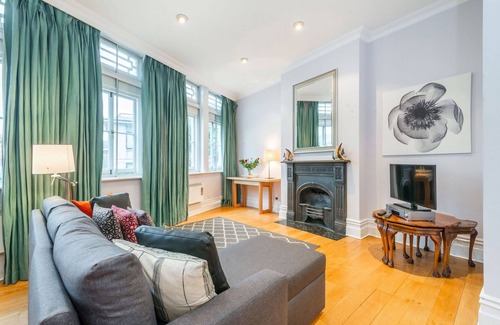 London City Centre Apartment | Nelson s Pad - Trafalgar Square - by Frankie Says