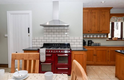 Butcombe Cottage | NEMPNETT FARMHOUSE, pet friendly, with hot tub in Blagdon