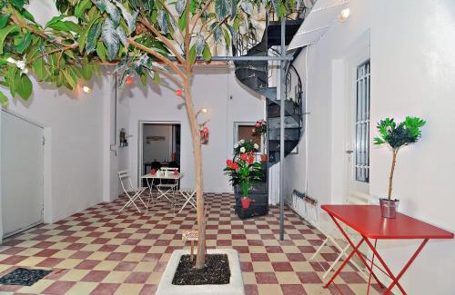 Ampelokipoi Apartment | Neoclassical House with Unique Athenian Yard (nearby metro station)