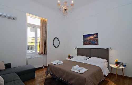 Ampelokipoi Apartment | Neoclassical House with Unique Athenian Yard (nearby metro station)