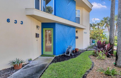Neptune Beach House | Neptune's Nest - Beachside living just steps to the ocean and great dining
