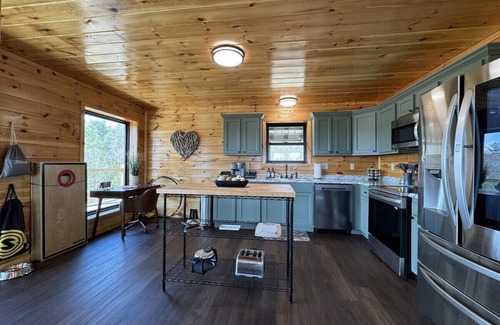 Rogers Cabin | Nerf Blasters | Arcades | Hot Tub | King Beds