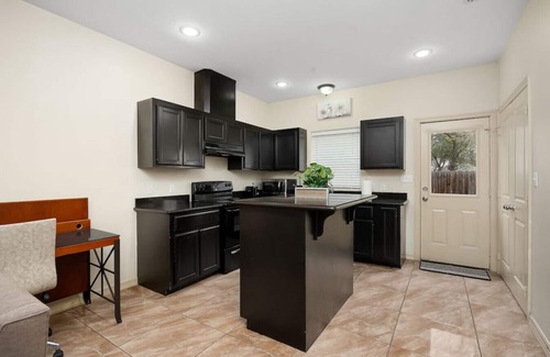 Pharr Apartment | Nest at Hummingbird 3 w King bed free parking Patio