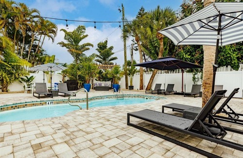 Siesta Key Cottage | Nest Cottage Across street from beach and Heated Pool