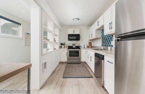 Neskowin Apartment | Nest Market Loft -2 bed lux Neskowin loft. Steps to beach & market. Great rates!