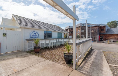 Neskowin Apartment | Nest Market Loft -2 bed lux Neskowin loft. Steps to beach & market. Great rates!