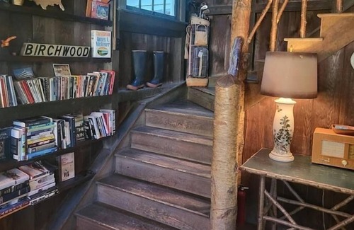 Eagles Mere Cottage | Nestle in this classic "Birchwood" Cottage Eagles Mere.