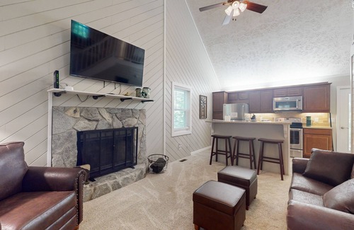 Hiawassee Cabin | Nestled along tranquil creek, view of the valley, outdoor enthusiast's paradise