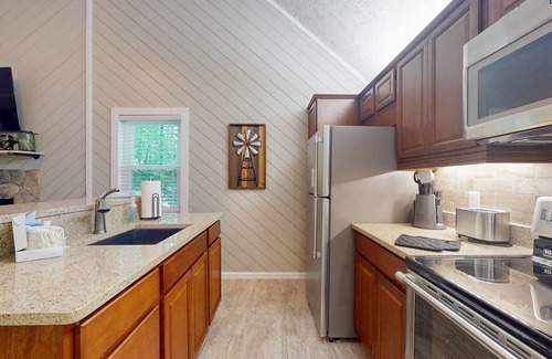 Hiawassee Cabin | Nestled along tranquil creek, view of the valley, outdoor enthusiast's paradise