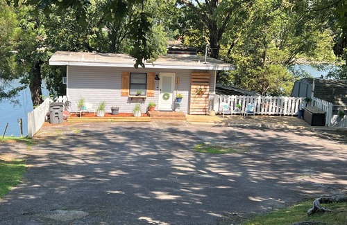 Piney House | Nestled at the bottom of the Ouachita Mountains, lake front living