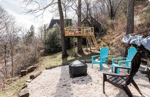 Asheville Apartment | Nestled Garden Oasis with Mountain Views Downtown! Dogs welcome!