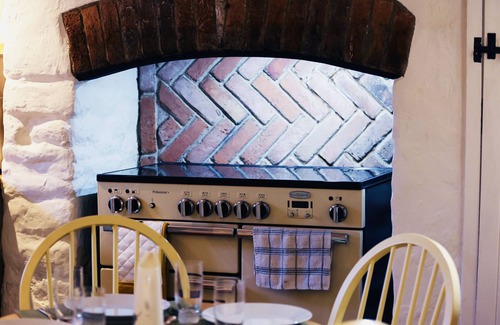 Shipton under Wychwood Cottage | Nestled in the picturesque village of Shipton under Wychwood. Dog friendly