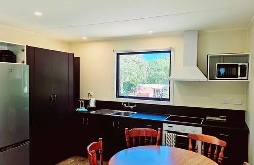 Tasman Cabin | Nestled in the heart of Tasman, this lovely cabin is located at the scenic Kina Peninsula