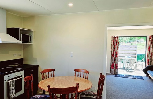Tasman Cabin | Nestled in the heart of Tasman, this lovely cabin is located at the scenic Kina Peninsula
