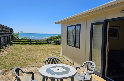 Tasman Cabin | Nestled in the heart of Tasman, this lovely cabin is located at the scenic Kina Peninsula