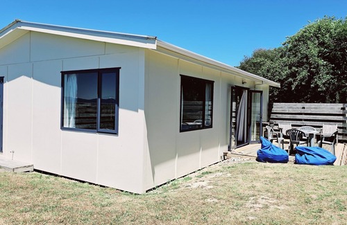 Tasman Cabin | Nestled in the heart of Tasman, this lovely cabin is located at the scenic Kina Peninsula