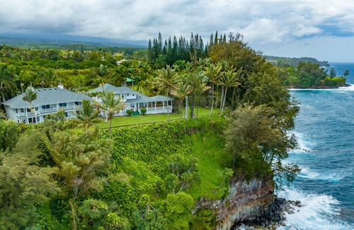 Honomu House | Nestled on 3.5 acres of gorgeous oceanfront property with panoramic ocean views.