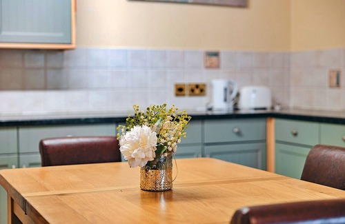 Eaton Mascott Cottage | Netley Hall - Peach Tree