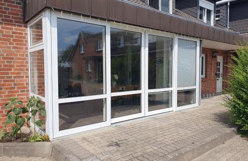 Schwerin Apartment | Neumühler Hof Ferienwohnung "Stefan" bietet 4 Schlafzimmer und 4 Bäder , eine Große Badewanne und großer Terrasse zum Garten, kostenfreie Parkmöglichkeiten