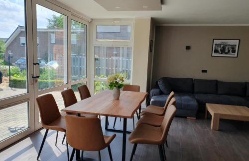 Schwerin Apartment | Neumühler Hof Ferienwohnung "Stefan" bietet 4 Schlafzimmer und 4 Bäder , eine Große Badewanne und großer Terrasse zum Garten, kostenfreie Parkmöglichkeiten