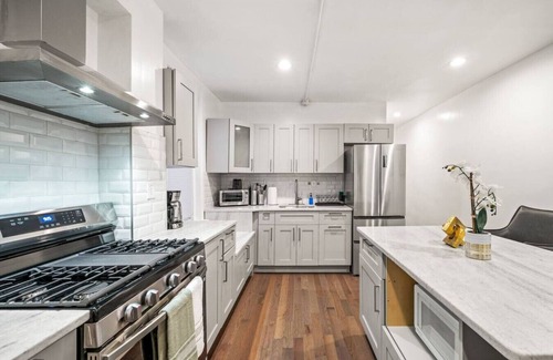 Society Hill Apartment | New 1 BD in Prime Philly Location with King Bed
