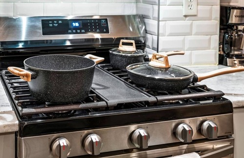 Society Hill Apartment | New 1 BD in Prime Philly Location with King Bed