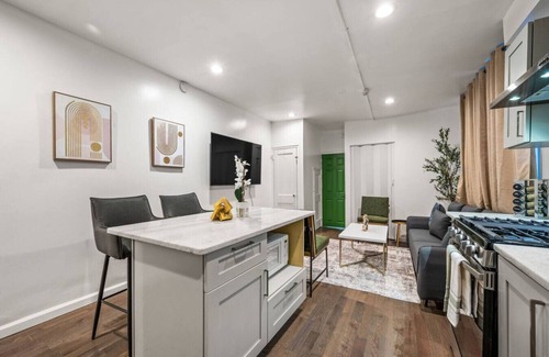 Society Hill Apartment | New 1 BD in Prime Philly Location with King Bed
