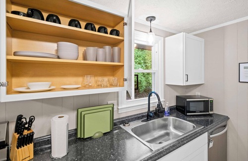 Summerlee House | New! 10 min NRG Park! Pvt Deck, Movie Nights & Fire Pit - 3BDR
