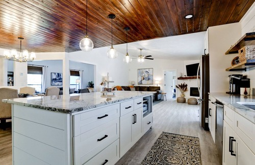 Palma Sola House | 🏝️NEW! 10% off per week, Beach 6 miles, Free Pool Heat, Remodel, 4BR 2500sf