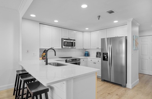 Pensacola Beach Condo | NEW 15th Floor Gulf View - Balcony - Pool - Hot Tub