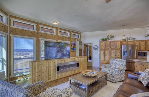 Pagosa Springs House | New! 19th Hole Ski Chalet: Hot Tub, Mountain & Lake Views, on Golf Course