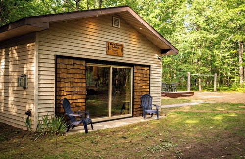 Wellston Cabin | New 1bd/1bth cabin + washer/dryer- Sleeps 4 Near trails/Tippy Dam